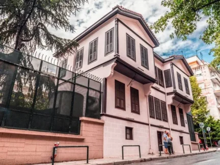 Atatürk'ün doğduğu 'pembe boyalı' eve