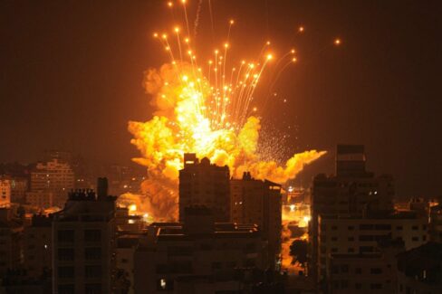 Kara harekatı seçeneğini de değerlendiren İsrail ordusu, Gazze Şeridi'ni gece gündüz bombalıyor
