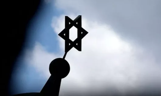 Bir sinagogun kulesinde Davut Yıldızı. Terör örgütü IŞİD, İsrail ile Hamas arasında devam eden çatışmaya yanıt olarak dünya çapındaki Yahudi halkının şiddet yoluyla hedef alınması çağrısında bulundu.