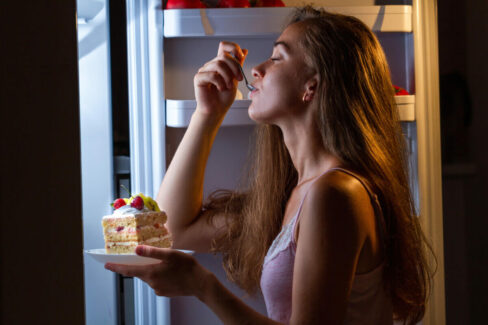 Yatmadan hemen önce yemek yemek zararlı mıdır?